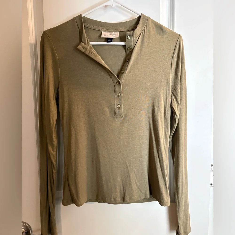 Universal Thread basic henley - Picture 1 of 2